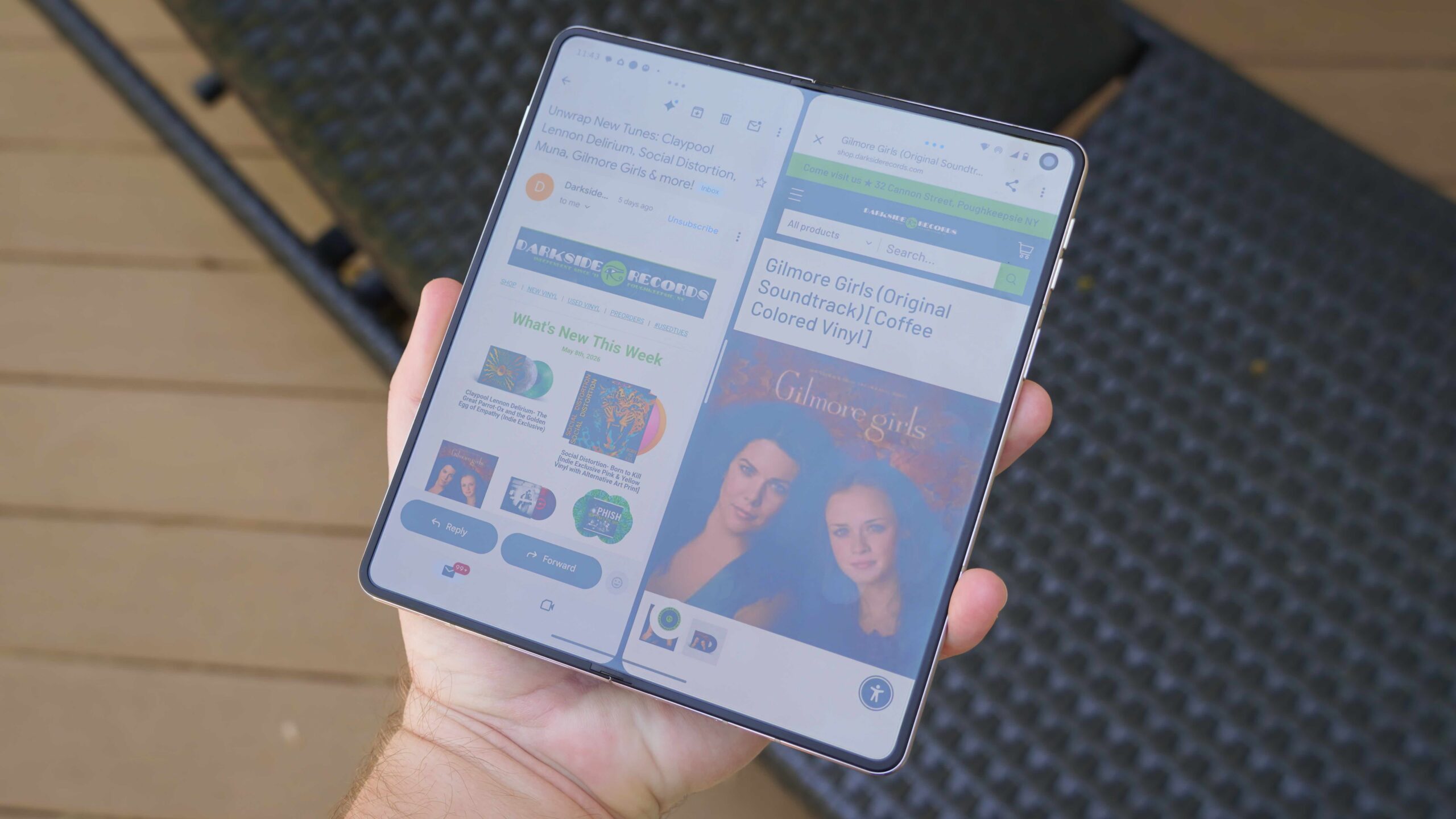 Motorola Razr Fold Shows Mid-Tier Chips Can Run Like Flagships