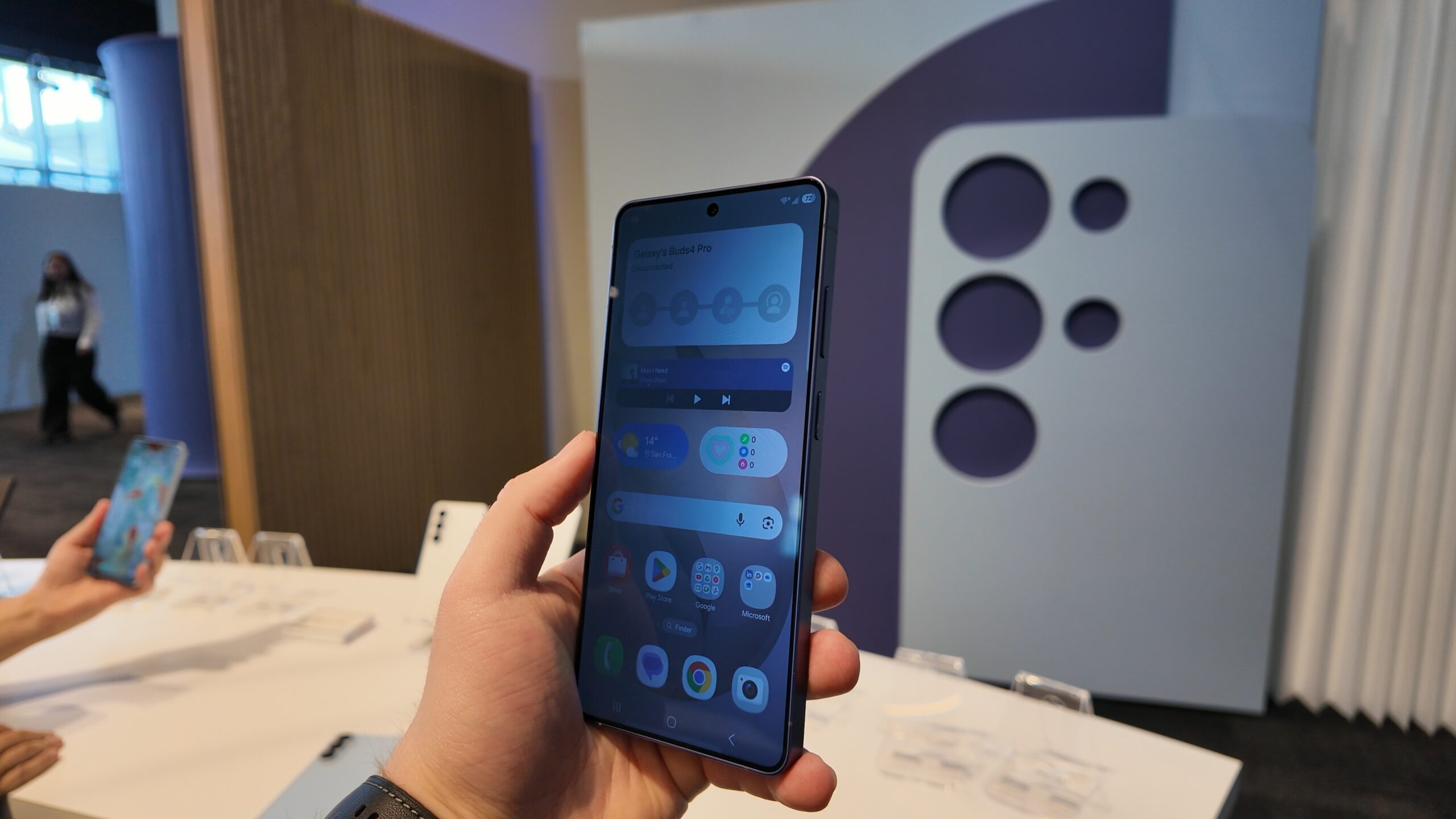 Samsung’s Privacy Display Feature Tackles Shoulder Surfing
