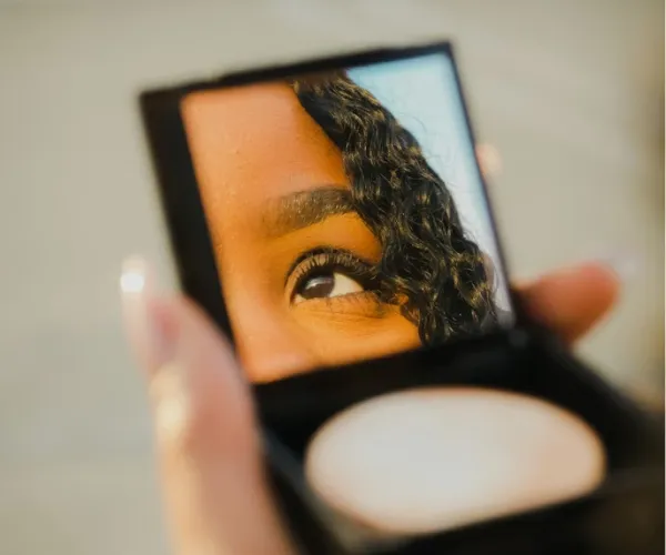 Bronzed, Blushed, and Glowing: The Warm-Tone Makeup Trends Defining Summer