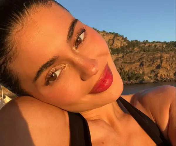Warm Bronzy Makeup Is Dominating Summer—How To Master It