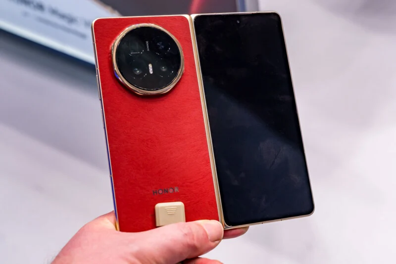 Honor Magic V6 Pairs Ultra-Slim Foldable Design with Record Battery