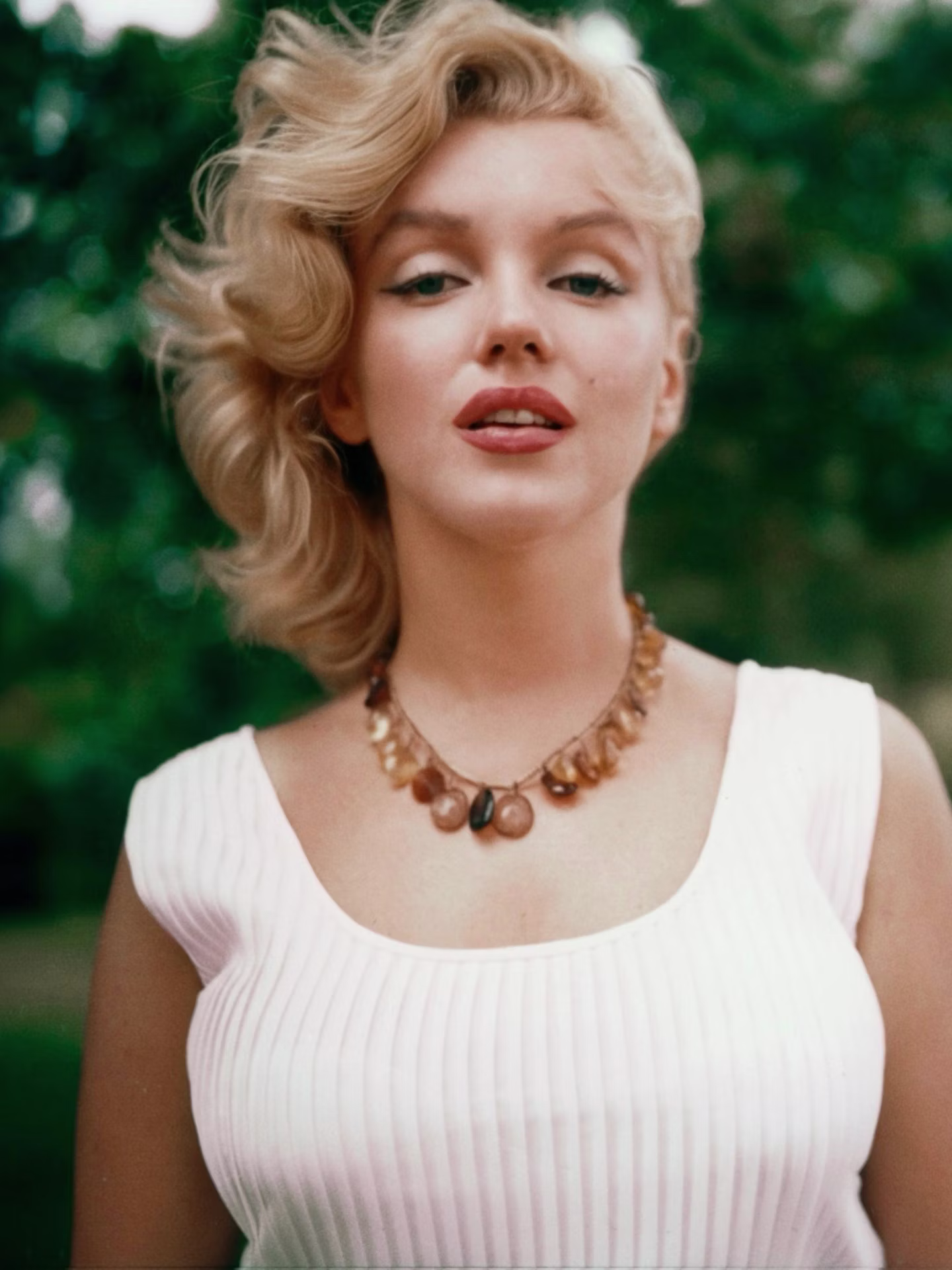 How to Recreate Marilyn Monroe's Iconic Red Lipstick Look in One Swipe