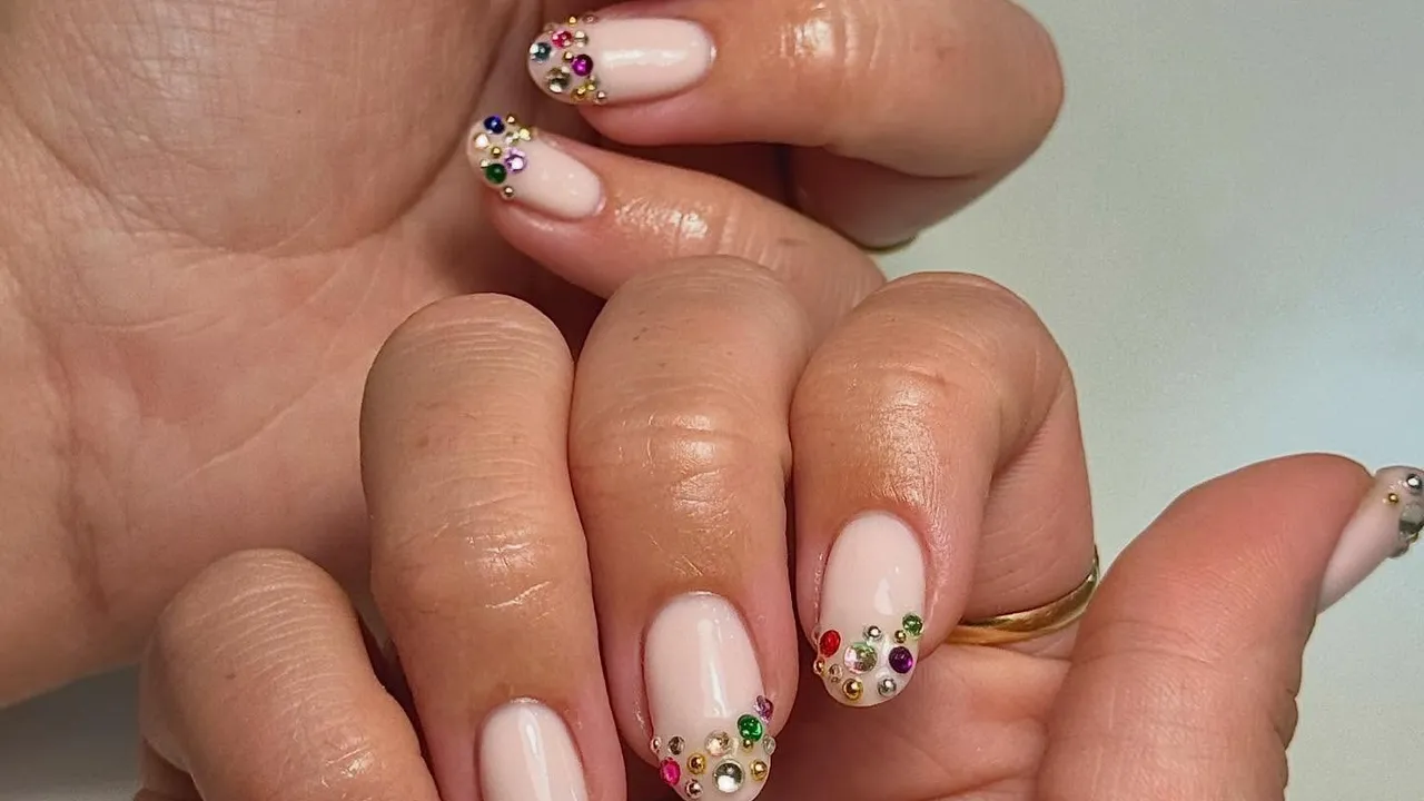 Short Nails Get a Summer Glow-Up: Rhinestones, Blooms, and Beyond
