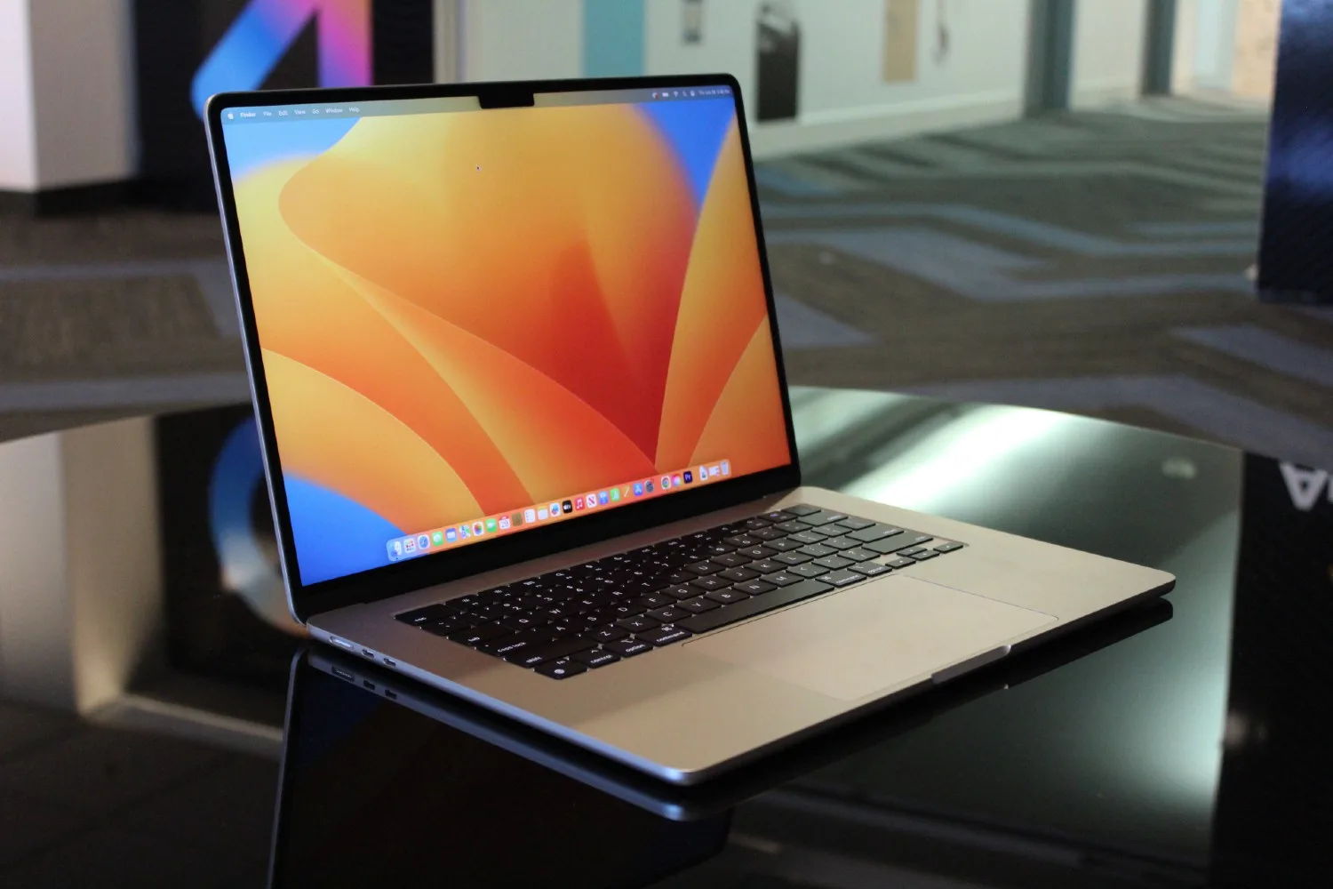 Apple’s MacBook Ultra OLED Display: A Guide to Hybrid Technology