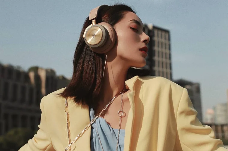 12 Must-Listen Podcasts for Your Weekend Commute and Downtime