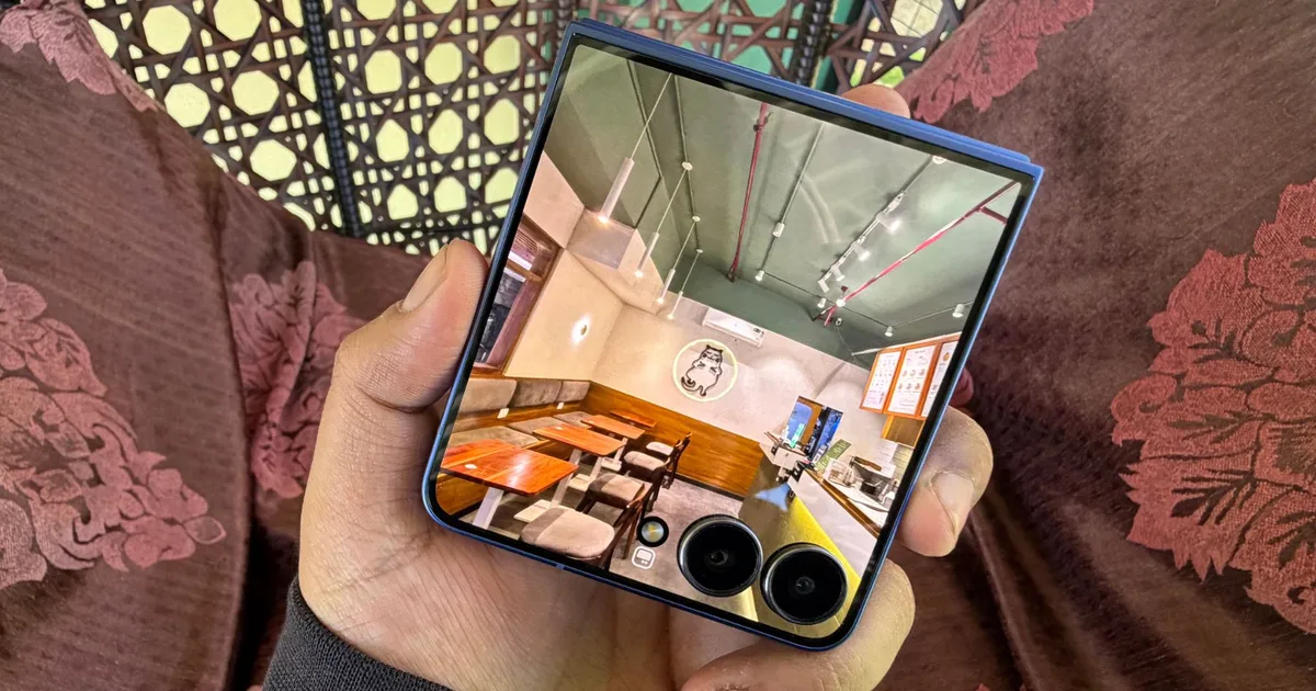 Galaxy Z Flip 8 Keeps 25W Charging as Rivals Speed Ahead