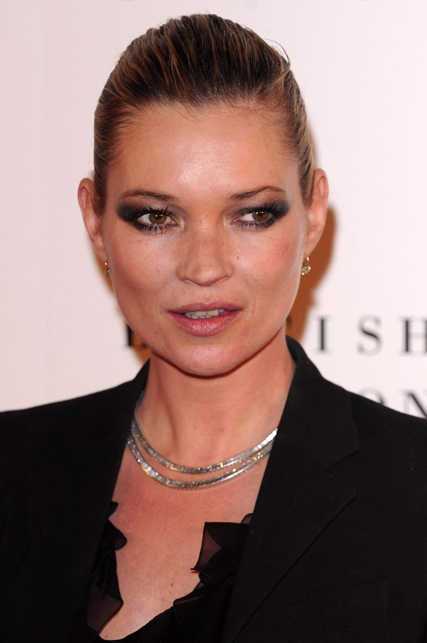 Bold Beauty Is Back: Master 90s Eyeshadow and Smokey Eyes