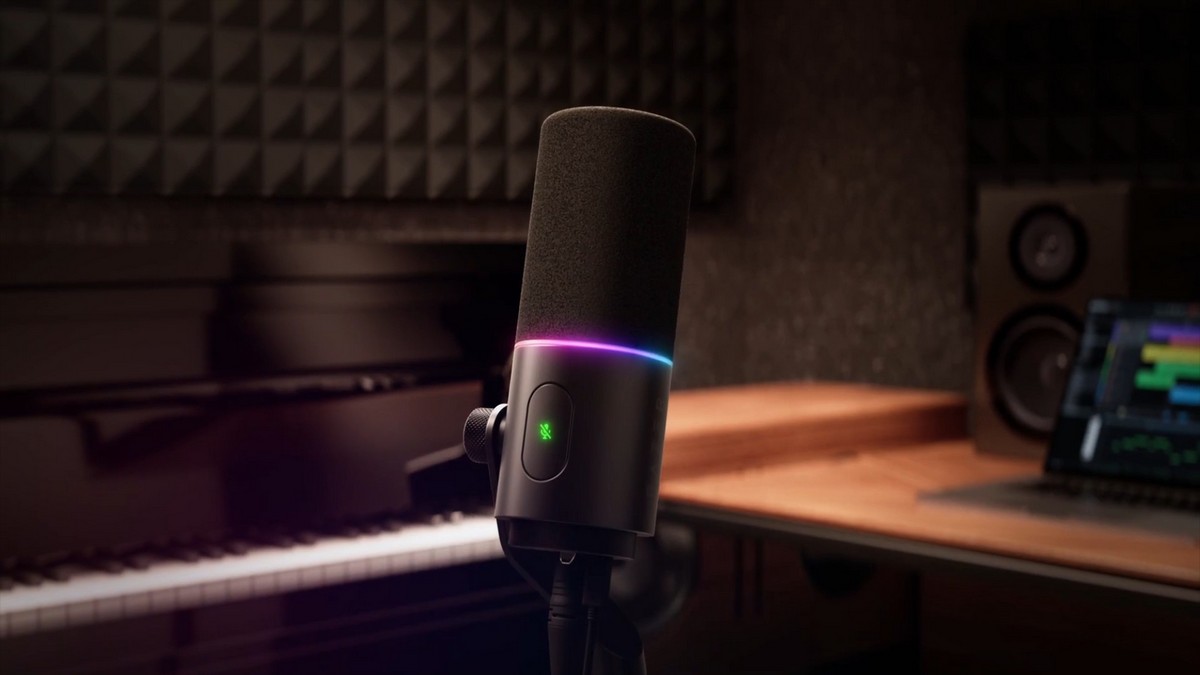 Razer Seiren V3 Pro Bridges USB-C Ease and XLR Power