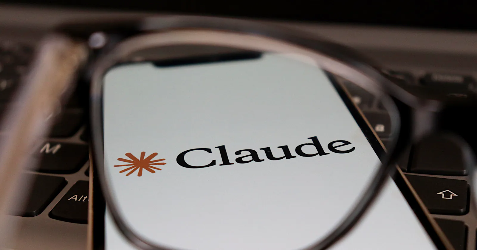 Claude Referral Traffic Explodes as Marketers Turn to AI Analytics