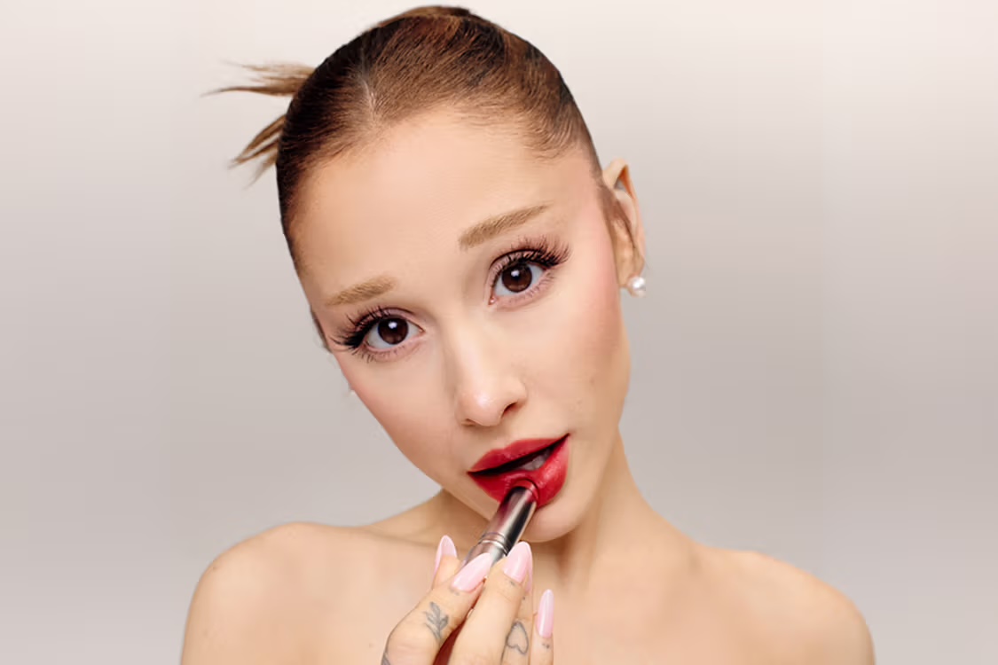 How to Master the 90s Bold Beauty Trend: Blue Shadow, Smokey Eyes and Matte Lips