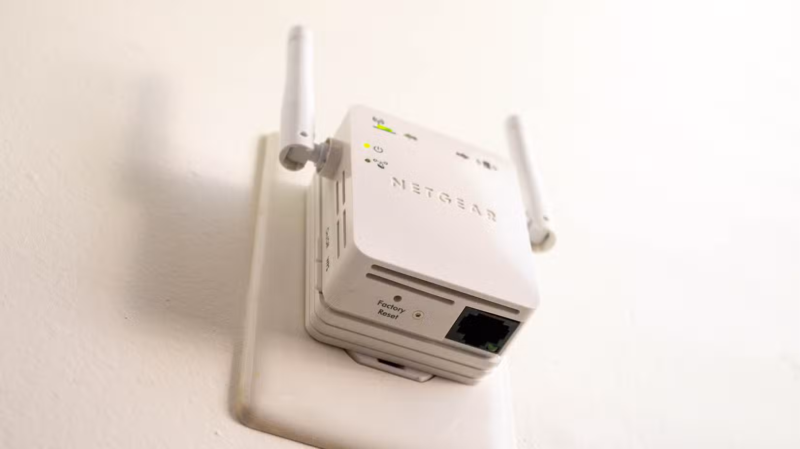 Stop Losing Speed: Use Wired Backhaul for Faster Mesh Wi‑Fi