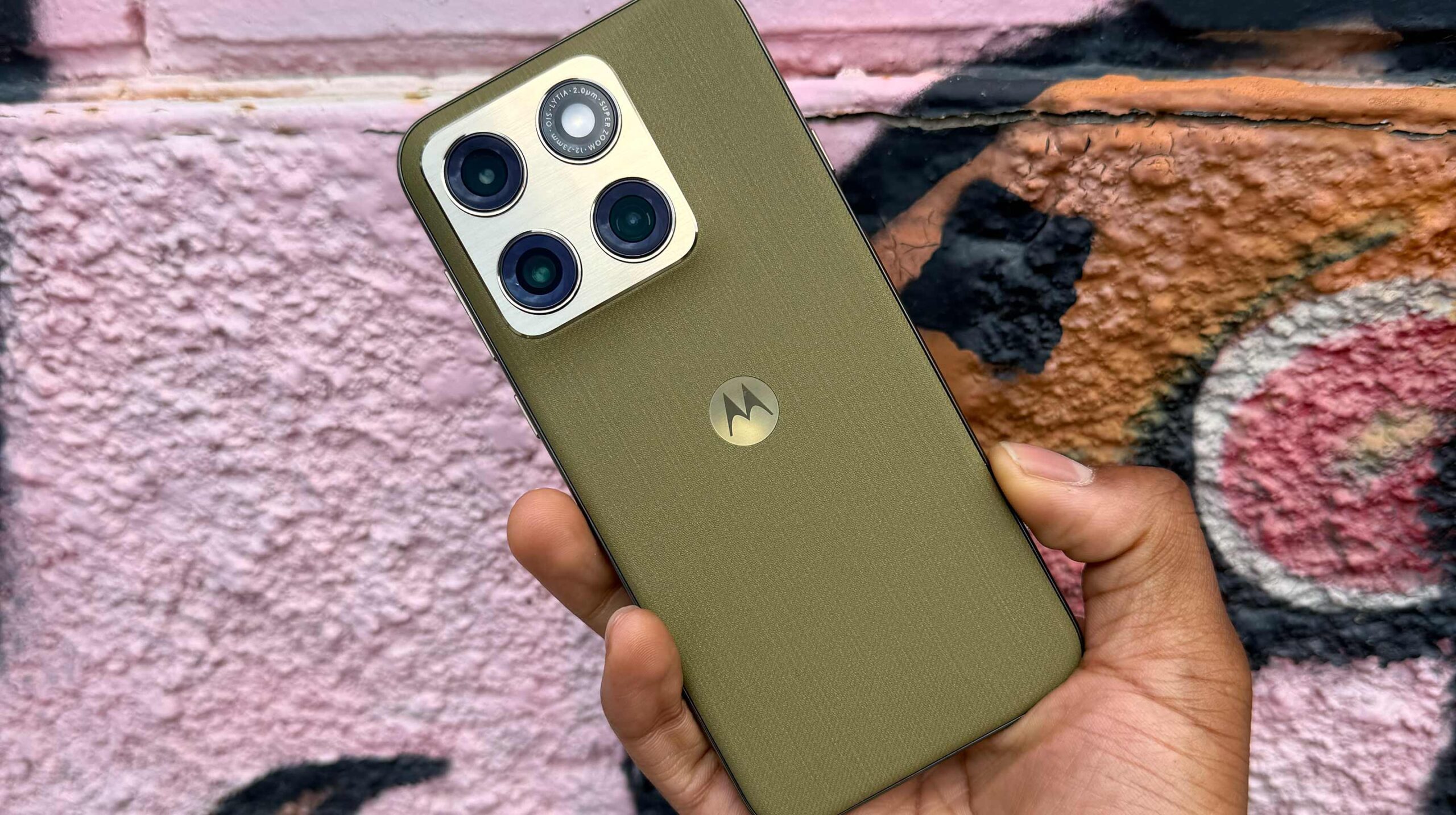 Motorola Edge and Moto Buds 2 Launch as Comfort-First Mid-Range Duo