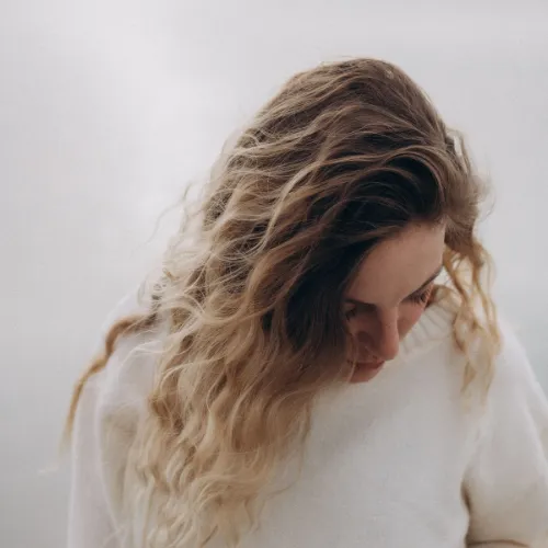 Glass Hair vs. Air-Dried Texture: Which Trend Wins in the Heat?