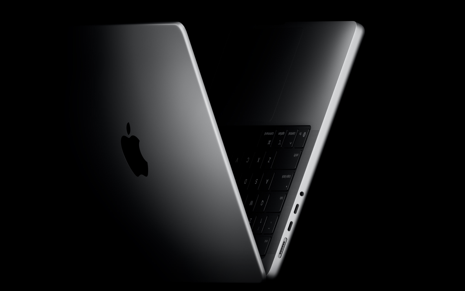 MacBook Pro M5 Max Display Discoloration Raises Thermal Design Concerns