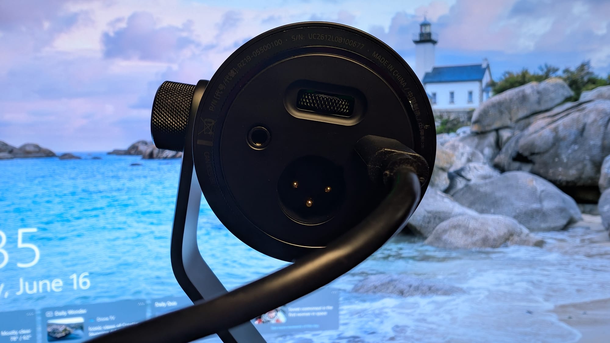 YoloCam S3 vs Razer Seiren V3 Pro: Where to Invest First as a Streamer