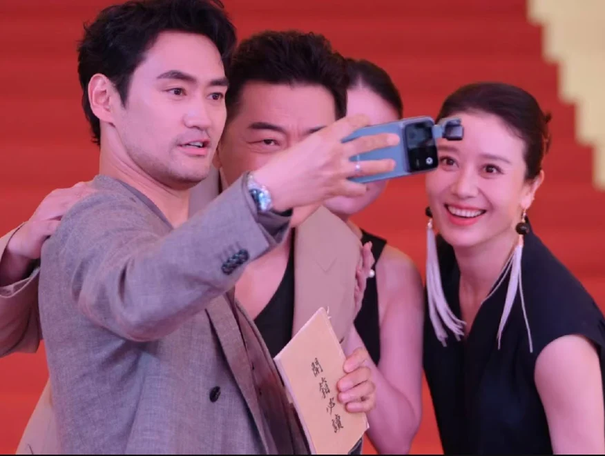 Honor Robot Phone’s Titanium Gimbal Turns Mobile Video into Cinema