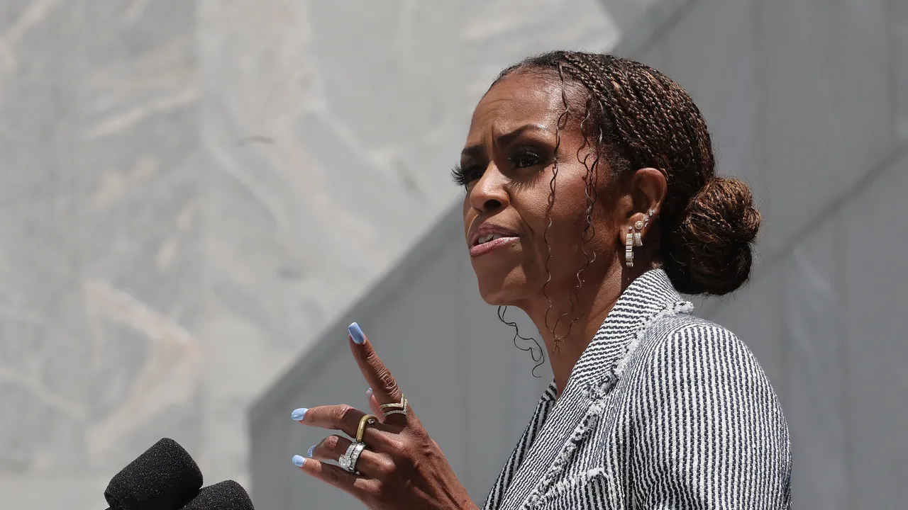 Michelle Obama's Baby Blue Nails Make Minimalism the New Power Statement