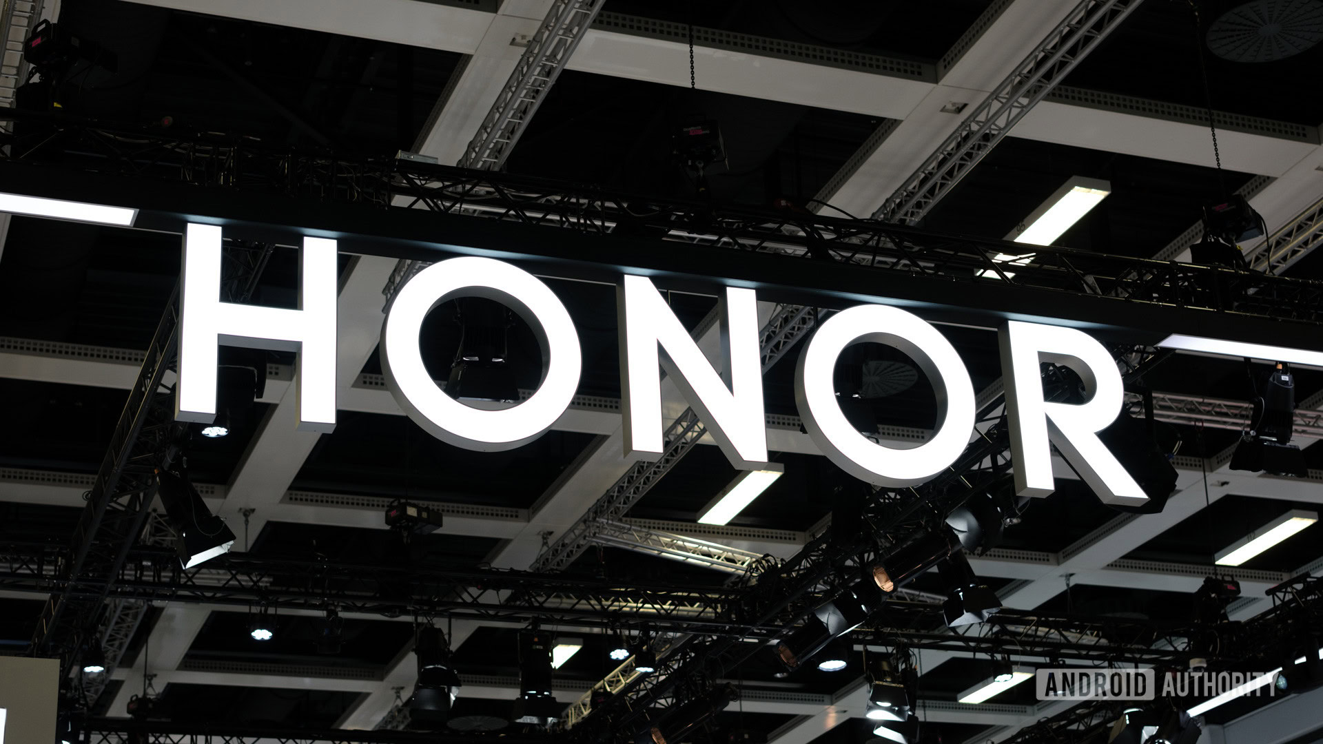 11,000mAh Battery Phone Breaks Records: HONOR X80 Pro Max vs Flagships