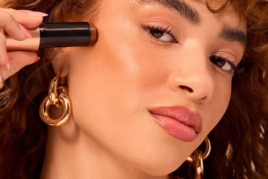 Makeup Artists’ Favorite Bronzing Drops and Glow Sticks for a Sun‑Kissed Look