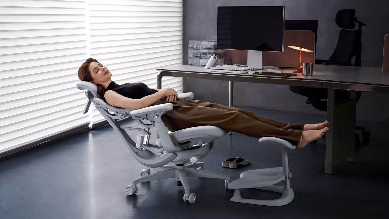 Four Office Chair Deals Worth Considering: Mesh, Leather and Adaptive Compared
