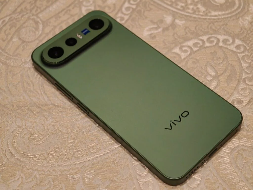 Vivo X500 Series: Four Cameras-First Flagships With Periscope Ambitions