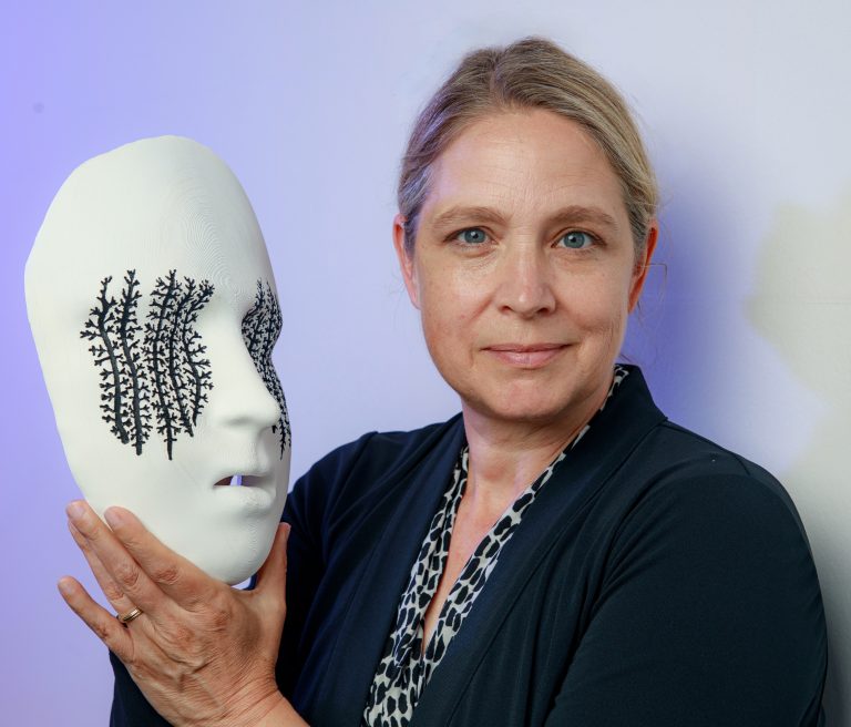 Seaweed Biopolymer 3D Printing Turns Earth into Architecture