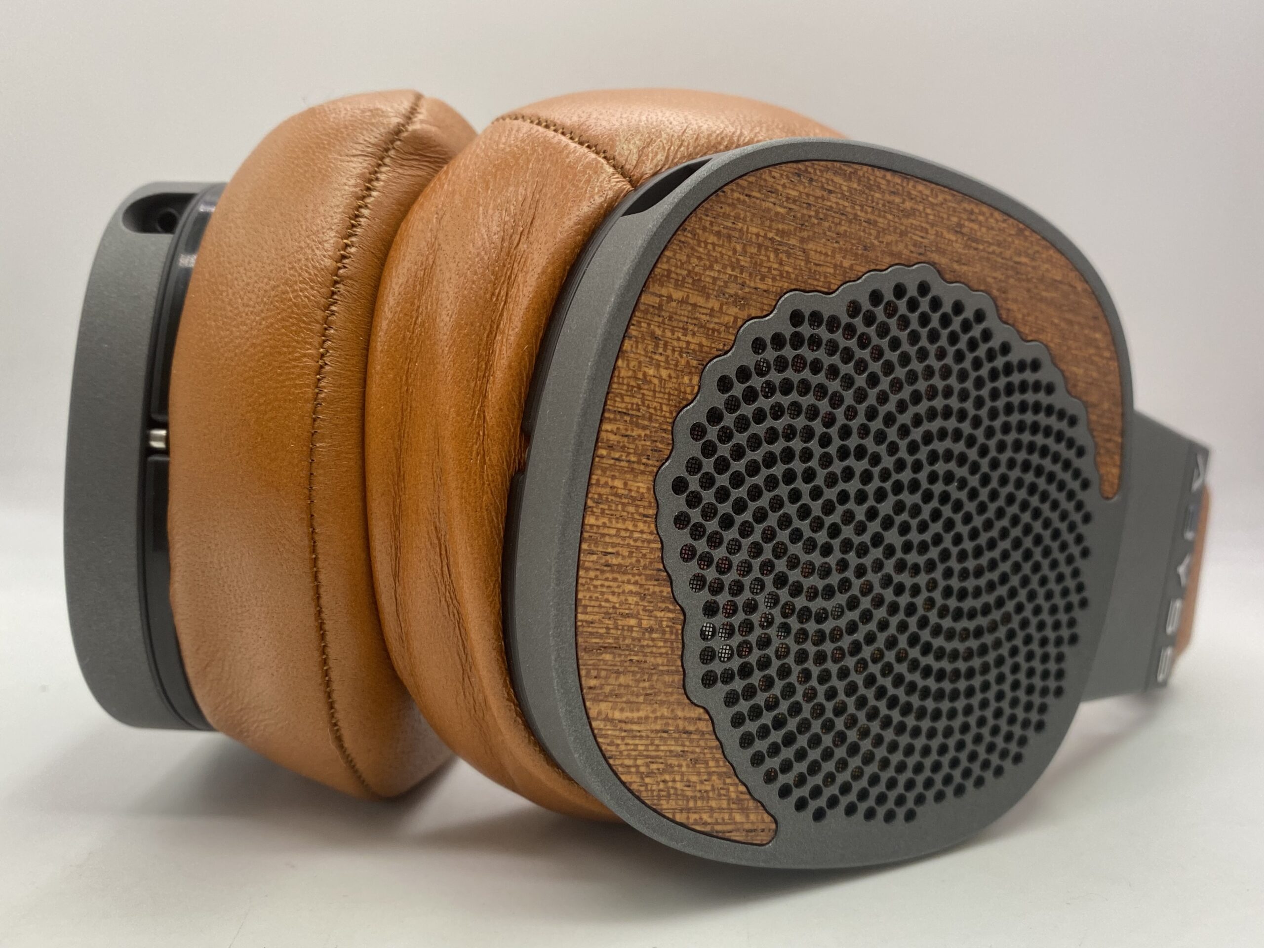 Abyss Diana MRx vs Dan Clark Noire X: Bass, Space and Isolation Compared