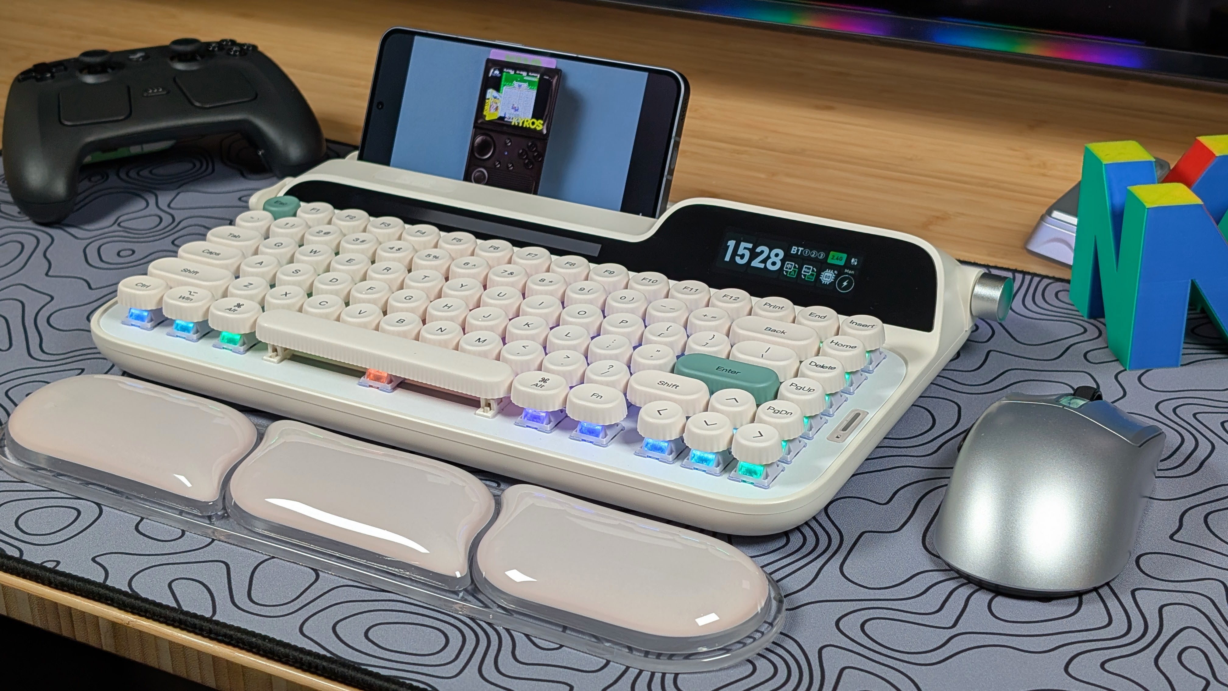 Epomaker Glyph Dual Display Keyboard Review: Retro Typewriter Aesthetics Meet Modern Features at $139