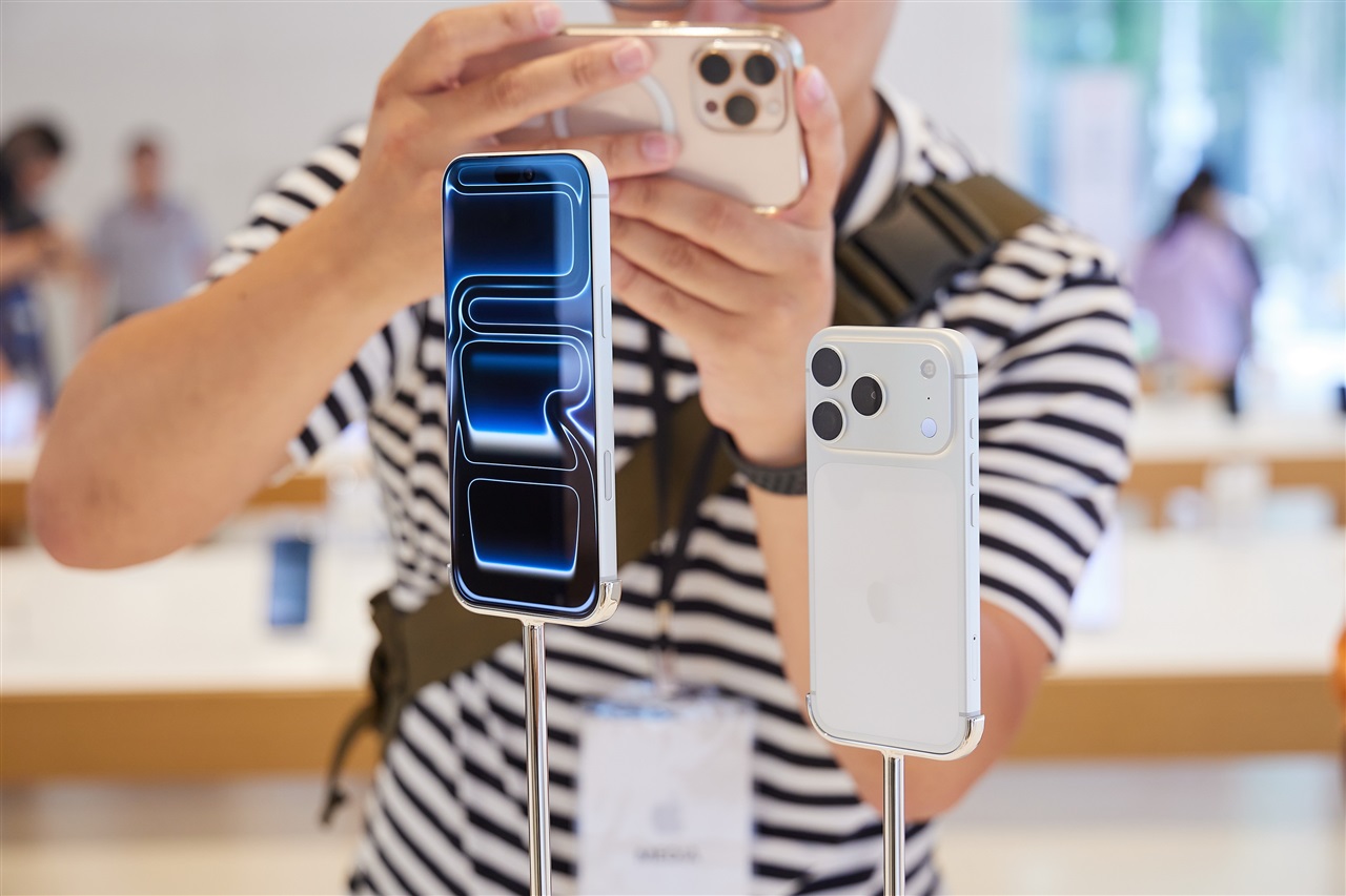 Apple’s First Foldable iPhone: Premium Promise, Slower Payoff