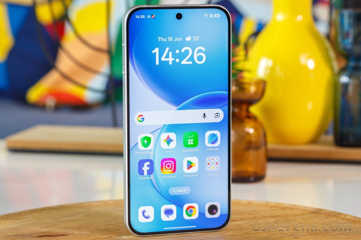OPPO Reno16 Review: Flagship Feel at a Mid-Range Price