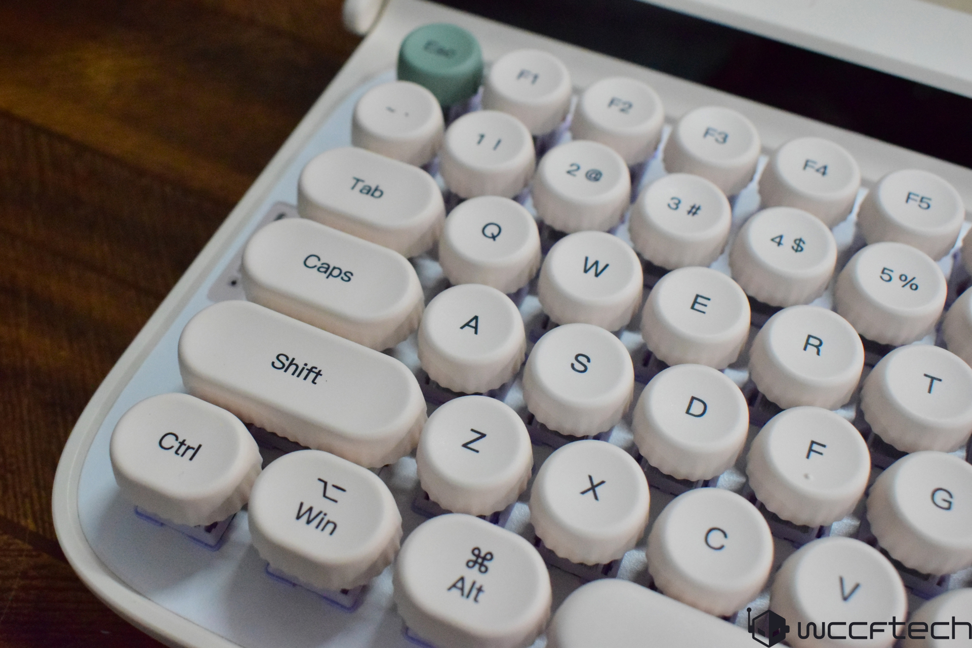 Epomaker Glyph Dual Display Keyboard Review: Retro Typewriter Aesthetics Meet Modern Features at loading=