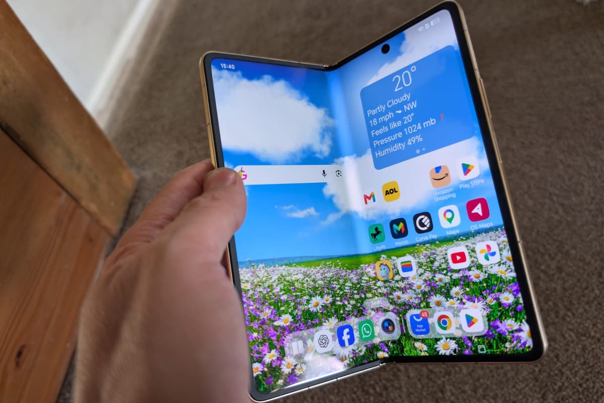 Honor Magic V6 Foldable Lands in Europe With Thin Body and Big Battery Ambitions