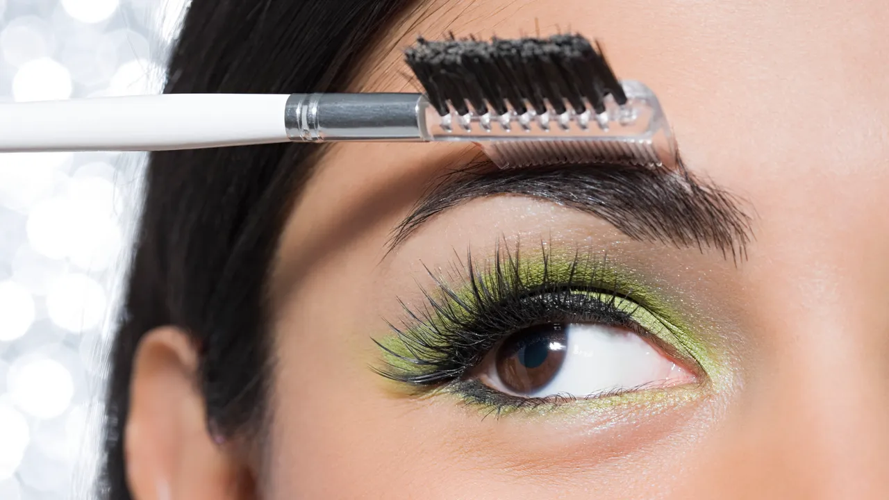 FUE vs. FUT Hair Transplants: Which Surgery Makes Sense Under 40?