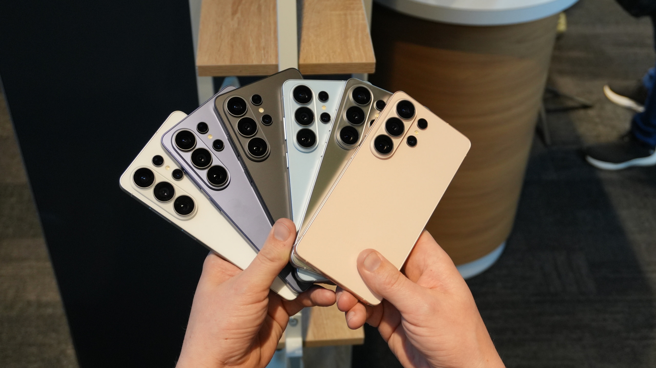 Galaxy S26 Shatters Sales Records—A Signal to Flagship Buyers