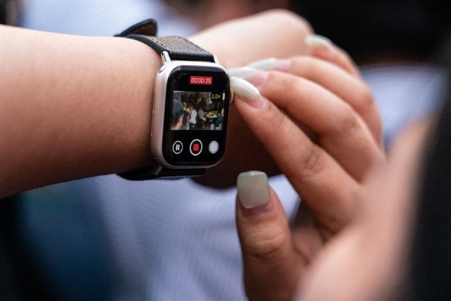 Edge AI Smartwatches: Why Apple Is Owning the Health Revolution
