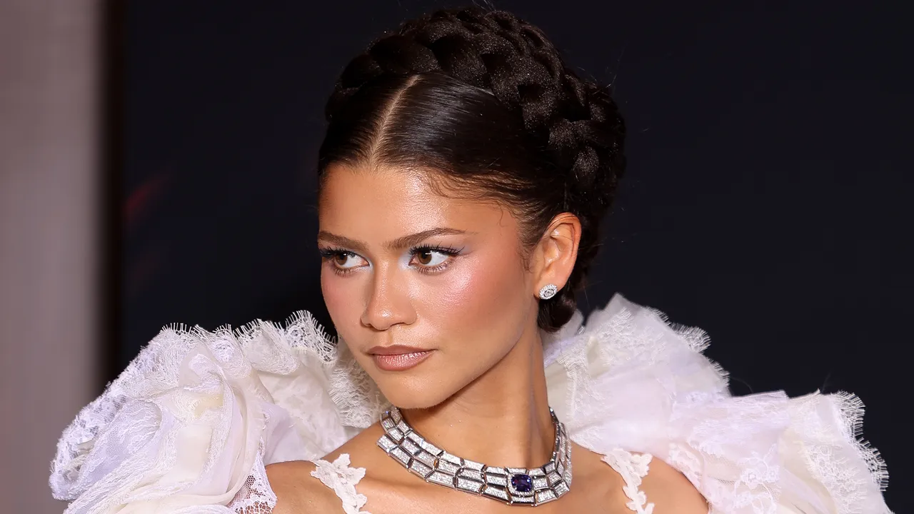 How Makeup Artists Use Burgundy Eyeliner and Pastel Shadows