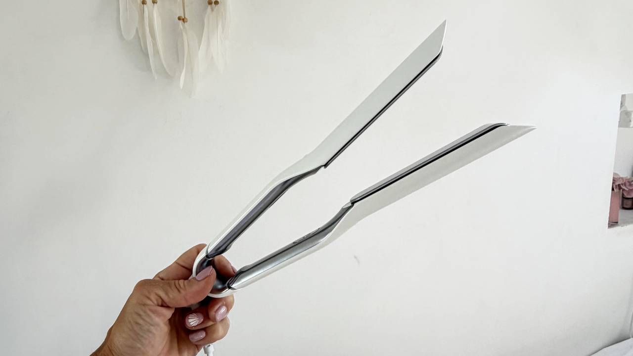 GHD Sculpt Review: AI Heat Adaptation That Makes Straightening Safer and Faster