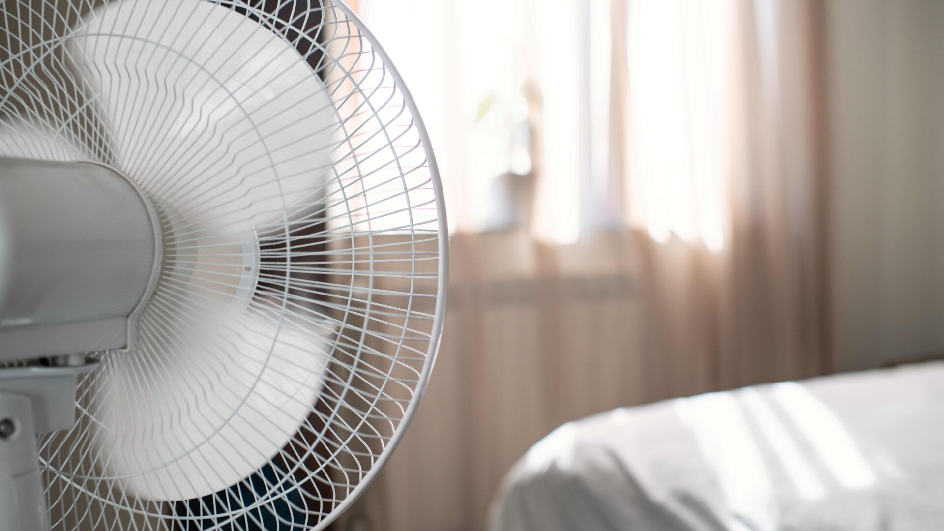 Why Your Skin Dries Out In Hot Weather (And How To Fix It)