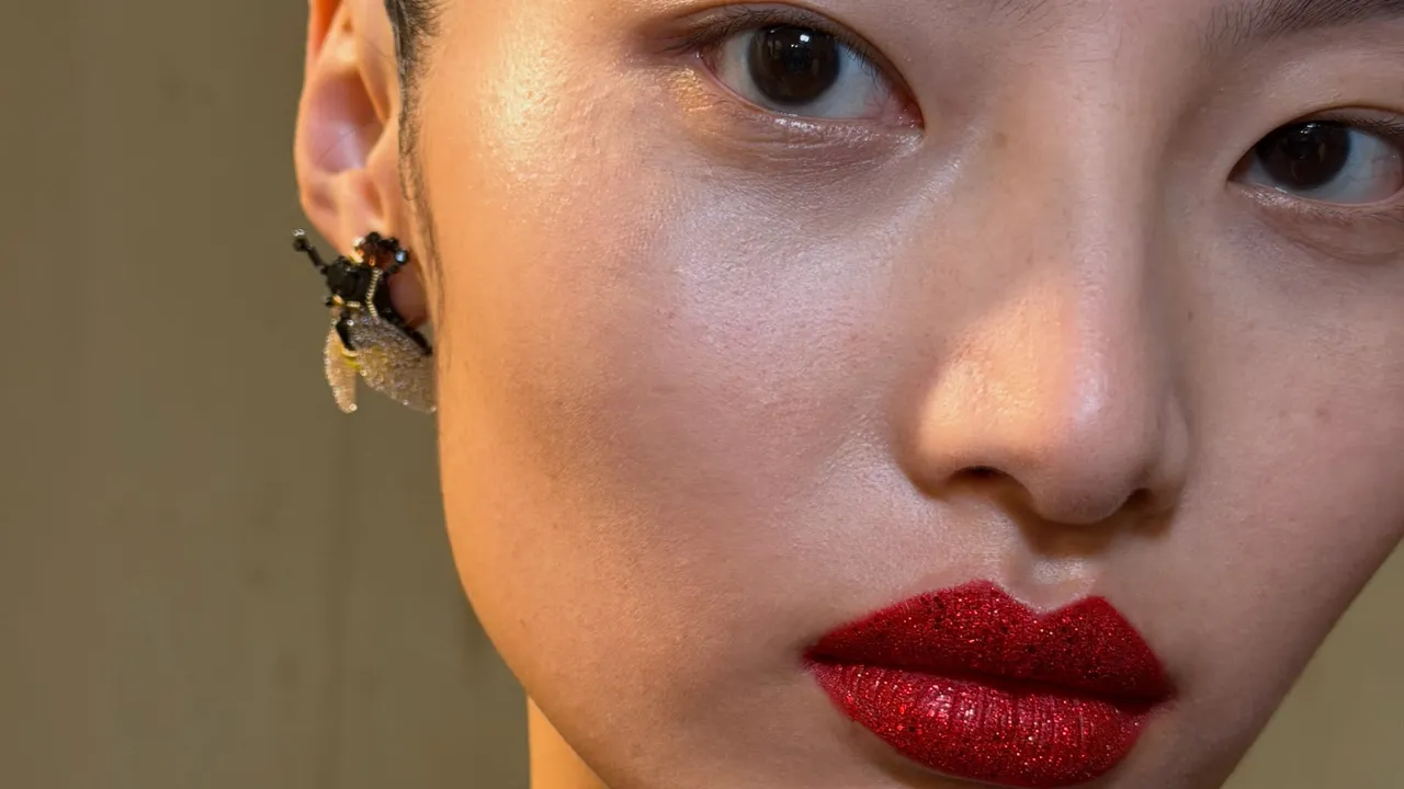Gilded Eyes and Statement Lips: The Beauty Trends Dominating Fall Couture Week