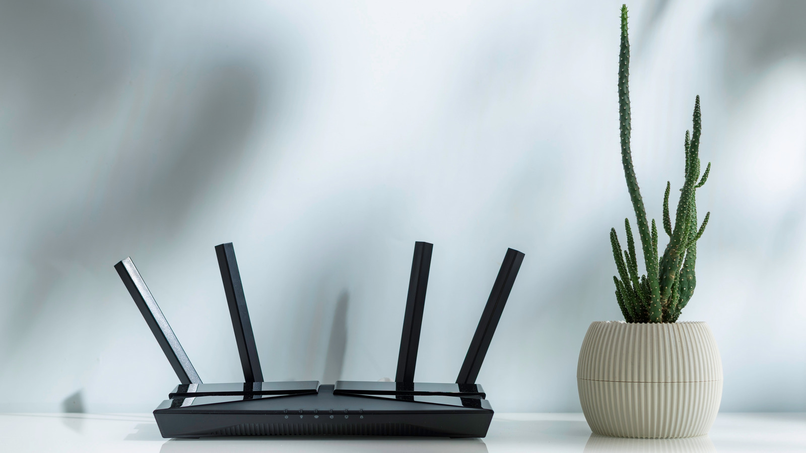 Stop Guessing: How to Position Your Router Antennas for Better Wi‑Fi