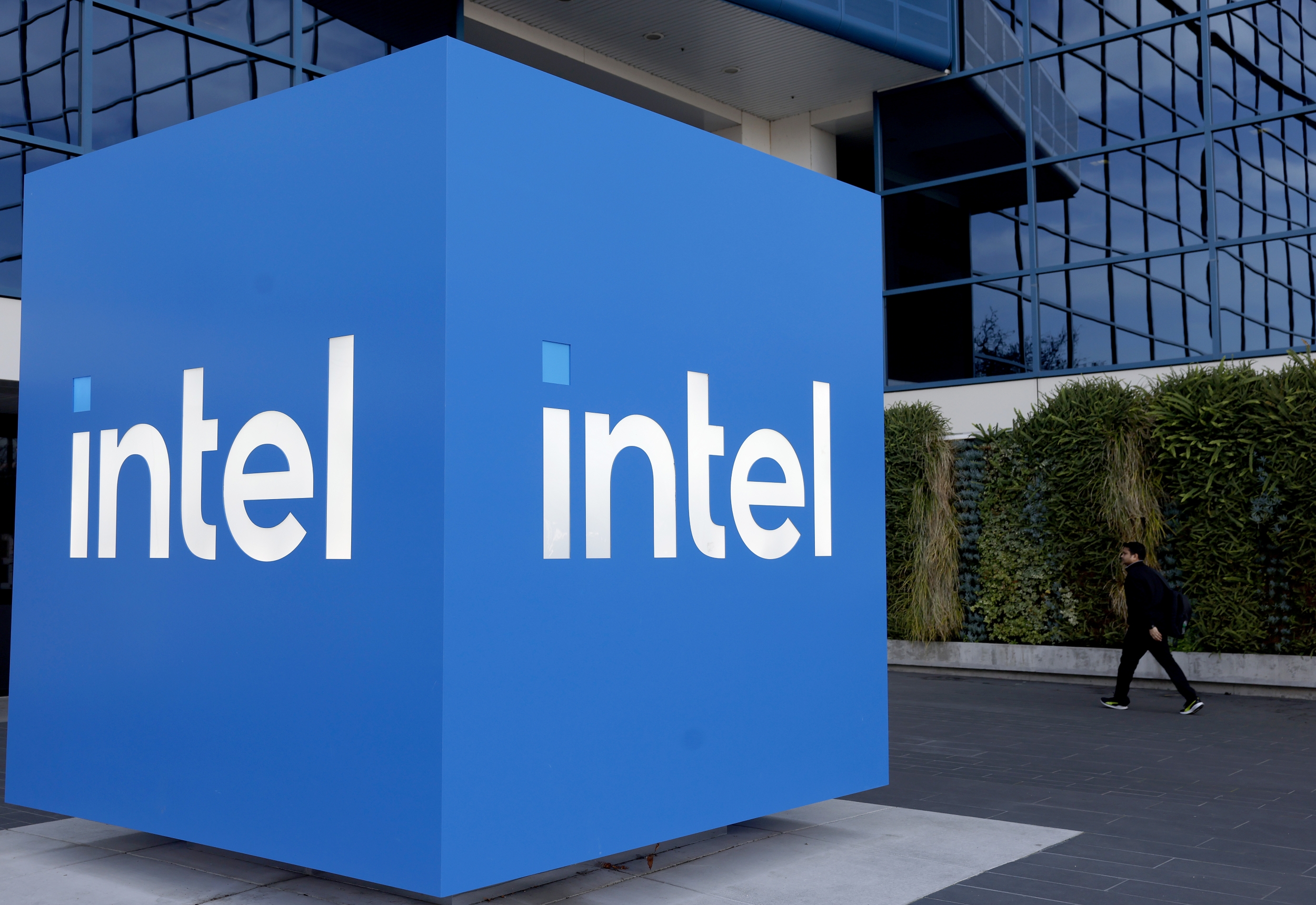 Intel Nova Lake’s 12-Core Xe3P GPU Takes Aim at AMD APUs