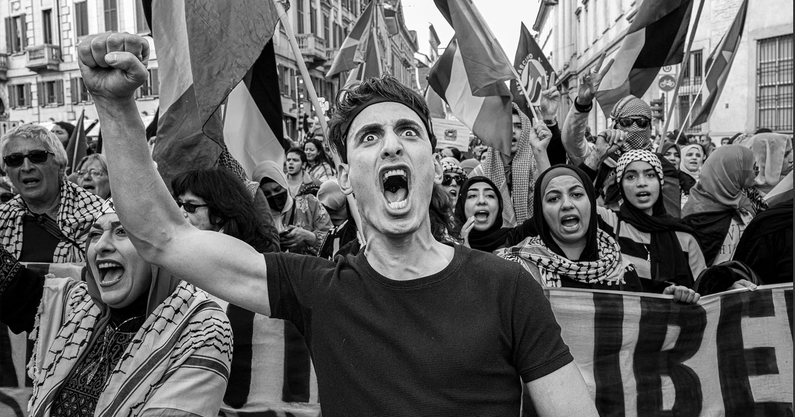 How to Build Real Confidence When Photographing Strangers