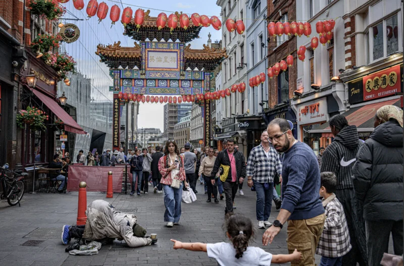 How to Build Real Confidence When Photographing Strangers