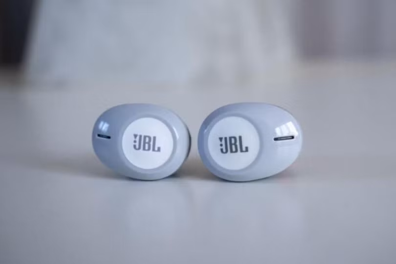 Tai nghe dưới 2 triệu: chọn JBL, Samsung hay Anker cho pin lâu?