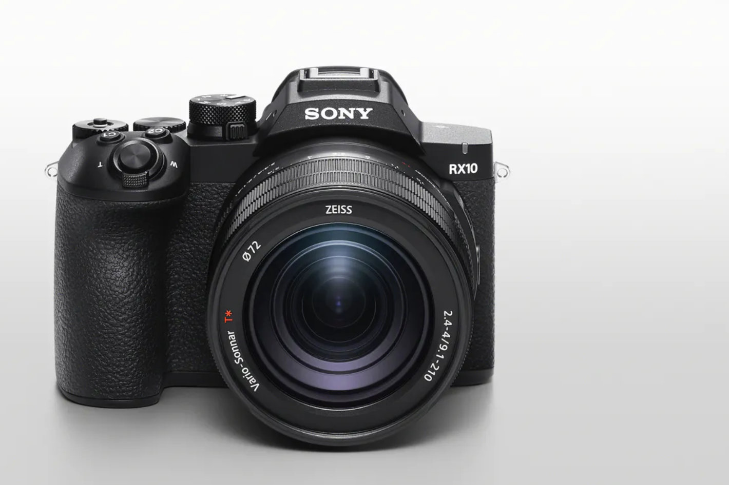 Sony RX10 V: The Superzoom Bridge Camera That Replaces a Lens Bag