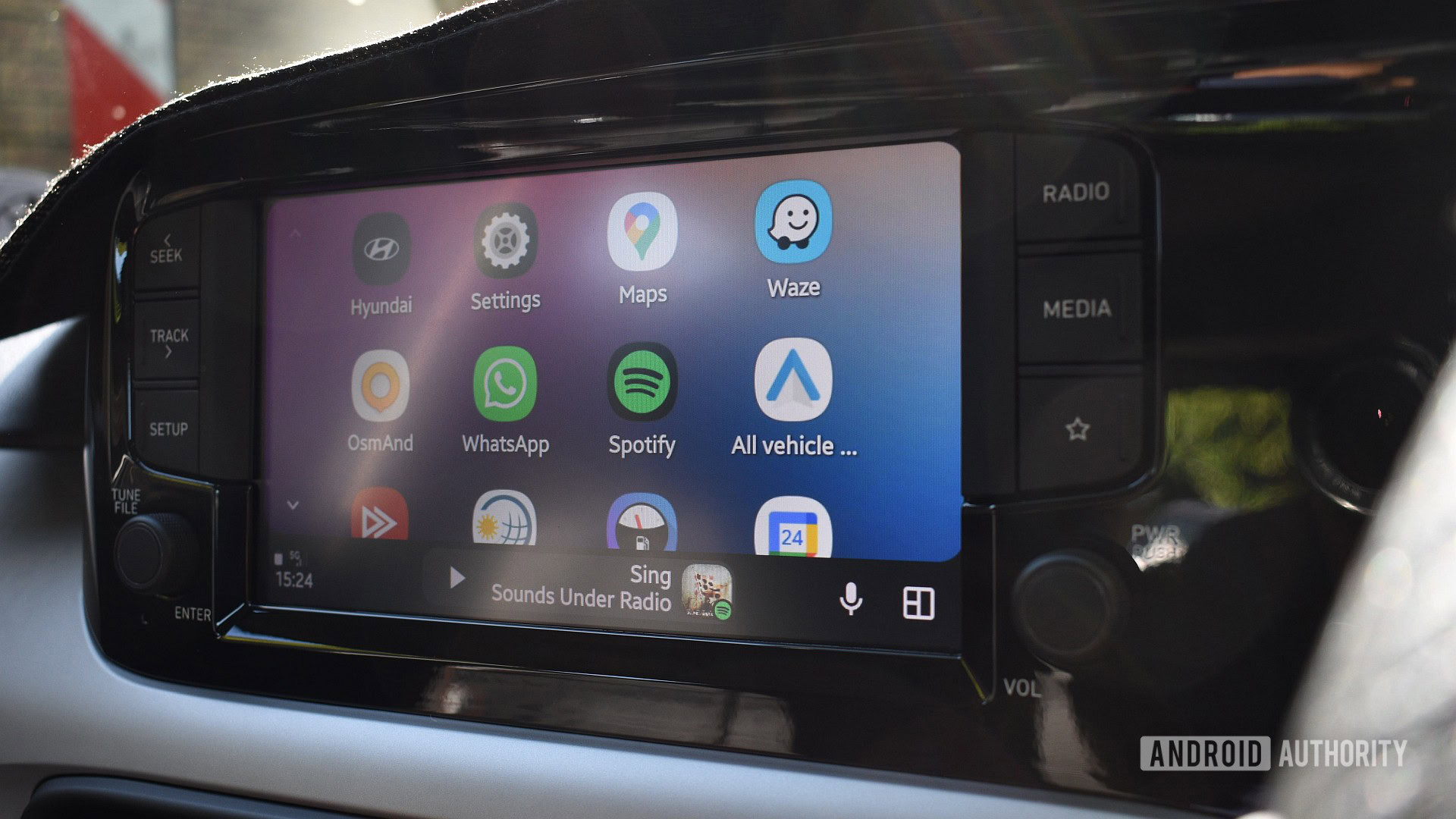 Android Auto’s New Media Card Finally Treats Music Like a First-Class Passenger
