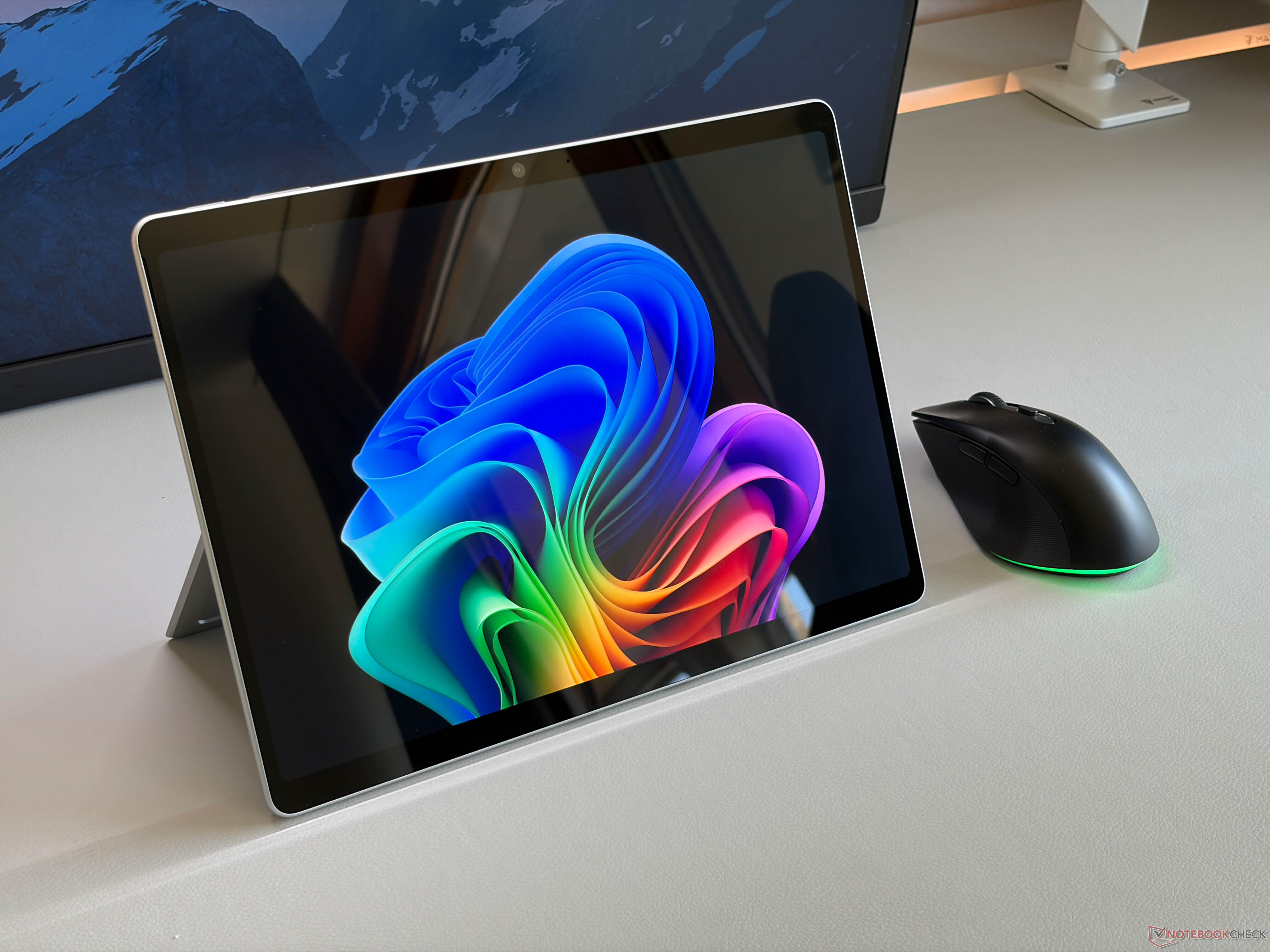 Surface Pro với Snapdragon X2 Elite: Có đáng nâng cấp?