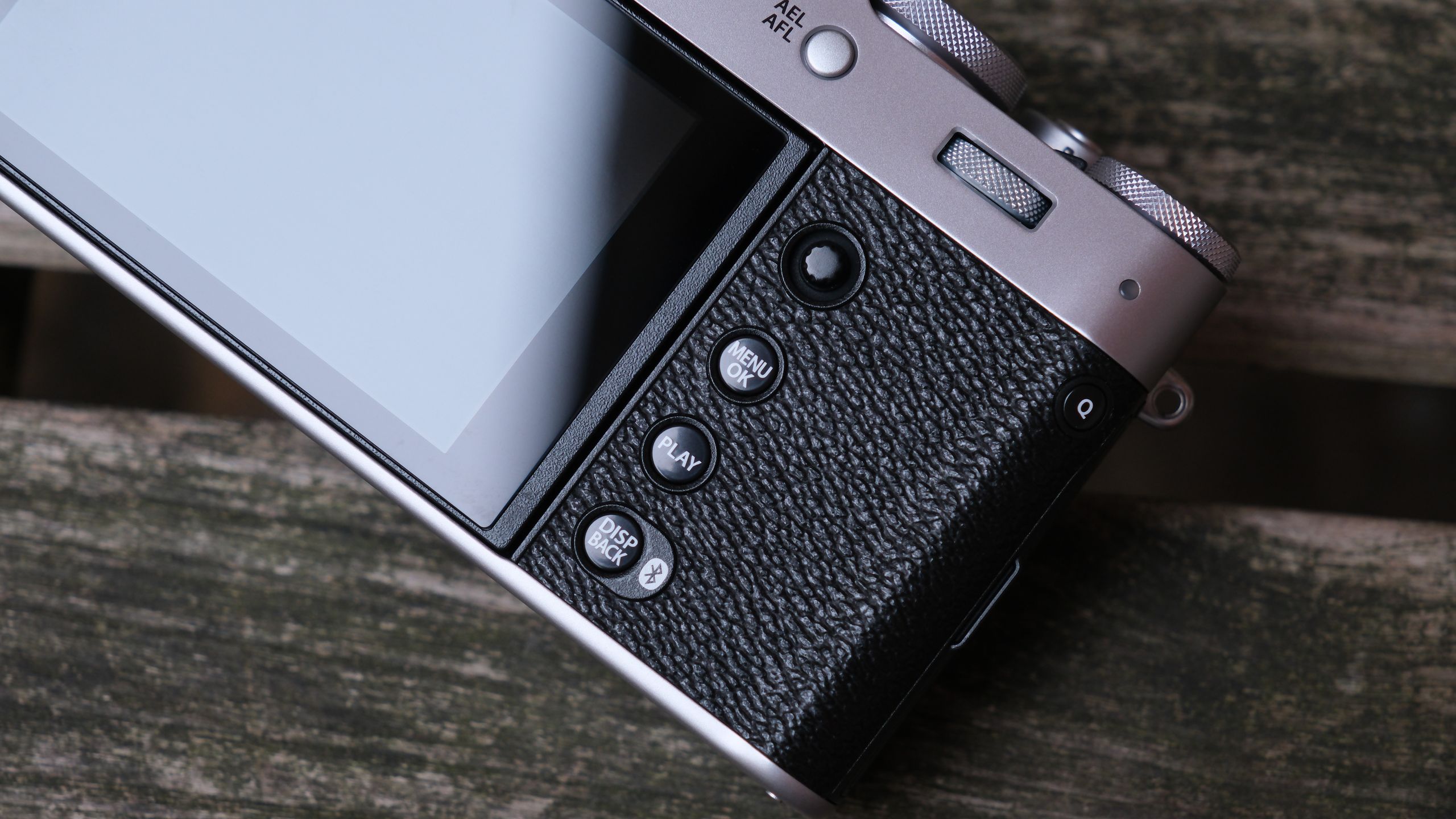 Why Compact Cameras Are Beating Flagship Mirrorless Models