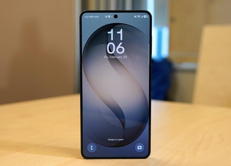Why Apple and Samsung Are Winning in a Shrinking Smartphone Market
