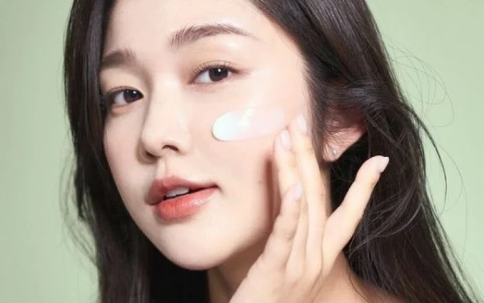 3 loại serum thiết yếu giúp phụ nữ sau 40 giữ da căng mịn